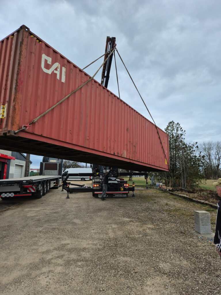 Déchargement container 40 pieds High Cube camion-grue Évans Jura BALADDA plâtrerie