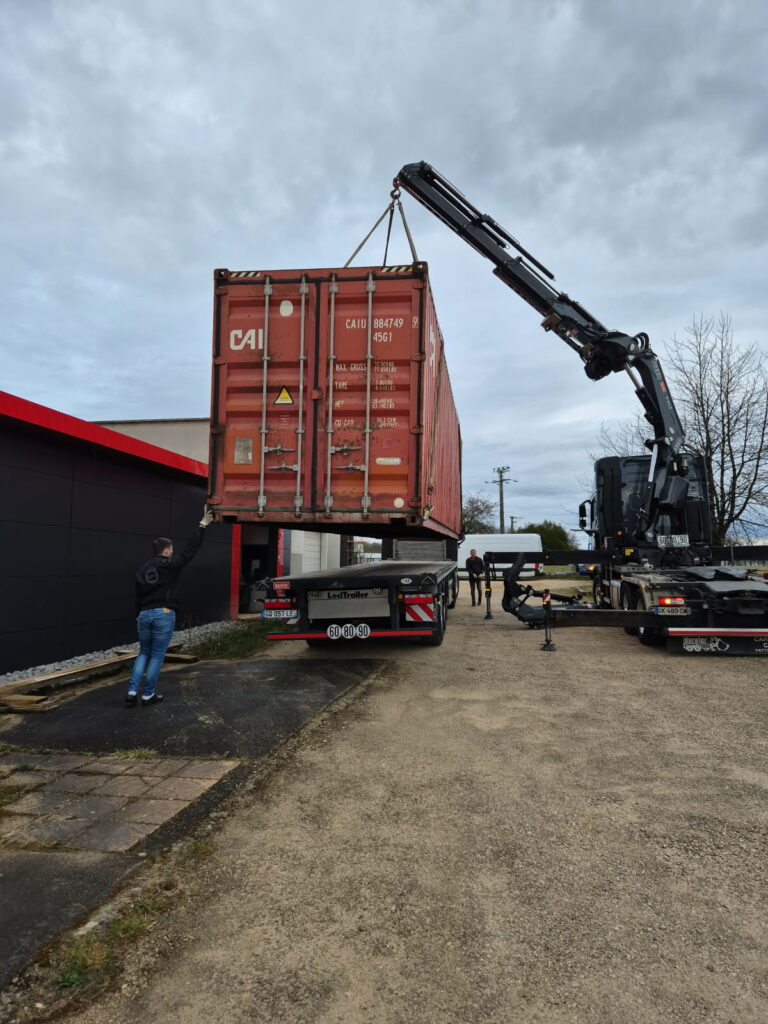 Container 40 pieds High Cube suspendu camion-grue positionnement Évans Jura