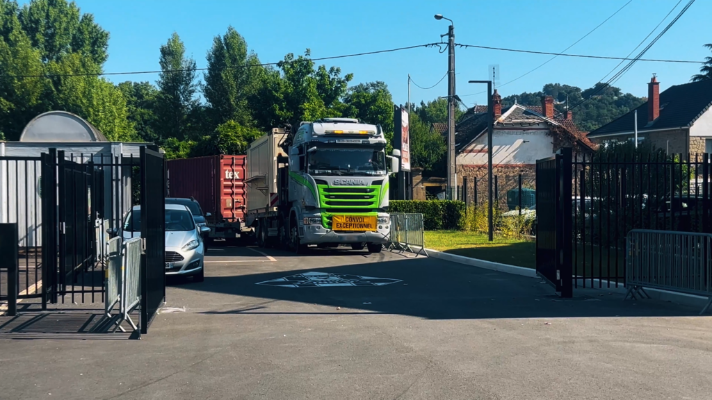 Transport container snack CA Brive par convoi exceptionnel dans les rues de Brive-la-Gaillarde