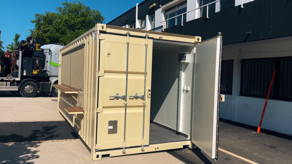 Intérieur container snack CA Brive avec aménagement professionnel cuisine et hotte aspirante