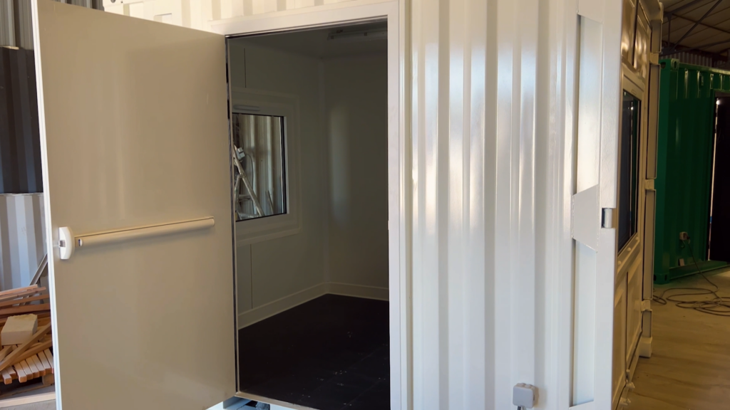 Aménagement intérieur container technique atelier isolation climatisation finitions