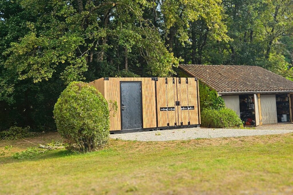 Containers de stockage avec bardage bois intégrés dans un jardin en Dordogne