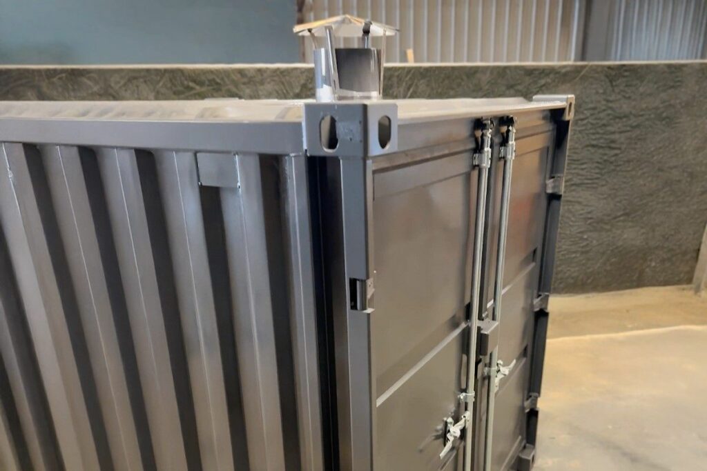 Cheminée extraction avec chapeau chinois en toiture container laboratoire One Sixone