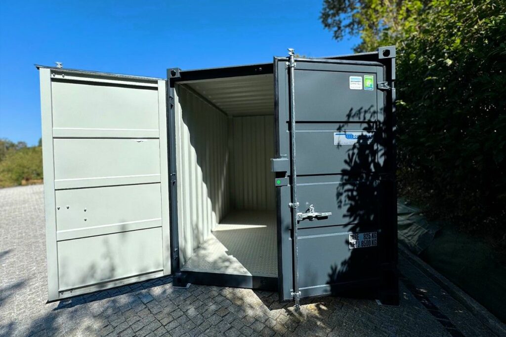 Intérieur container 10 pieds Saint-Faust avec revêtement sol antidérapant et portes doubles ouvertes