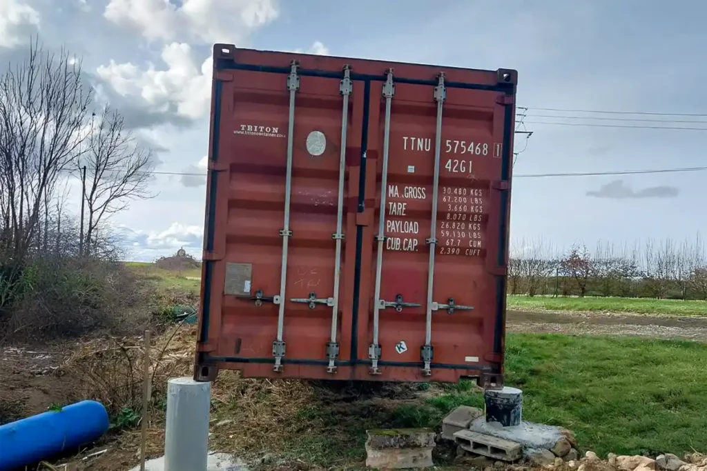 Container 40 pieds stockage posé sur plots béton terrain pentu Corsaint Côte-d'Or In'Box Container vue arrière portes