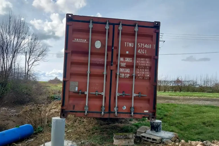 Container 40 pieds stockage posé sur plots béton terrain pentu Corsaint Côte-d'Or In'Box Container vue arrière portes