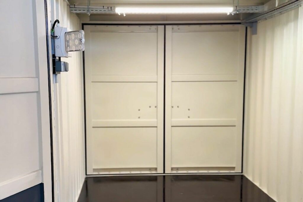 Intérieur container 8 pieds Double Door aménagé en laboratoire haute sécurité One Sixone