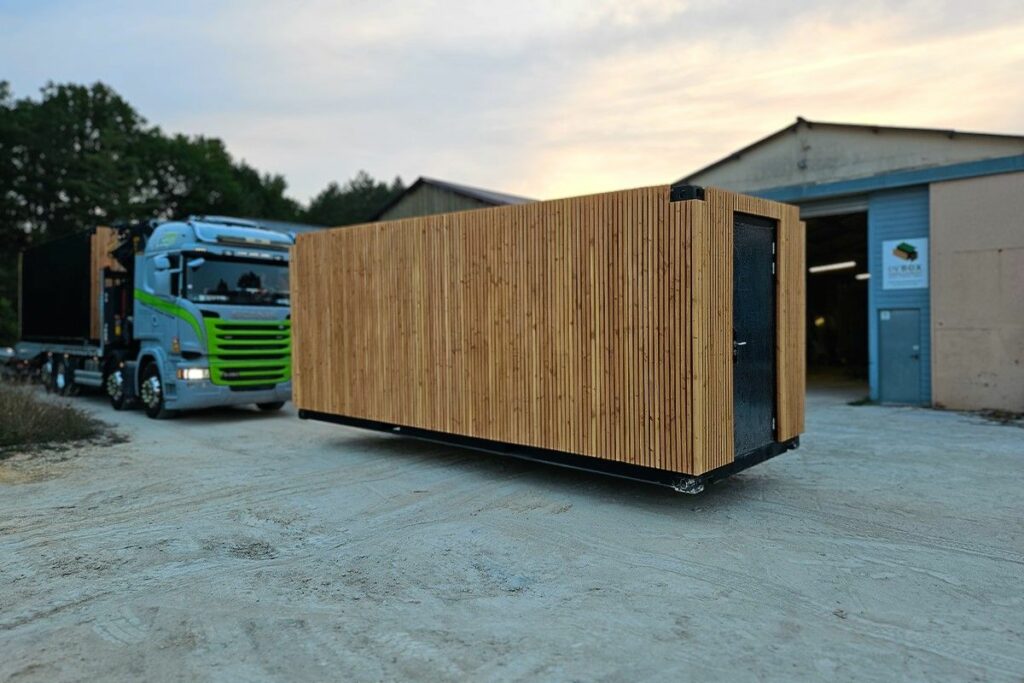 Container avec bardage bois Douglas en cours de finition dans l'atelier In'Box Container