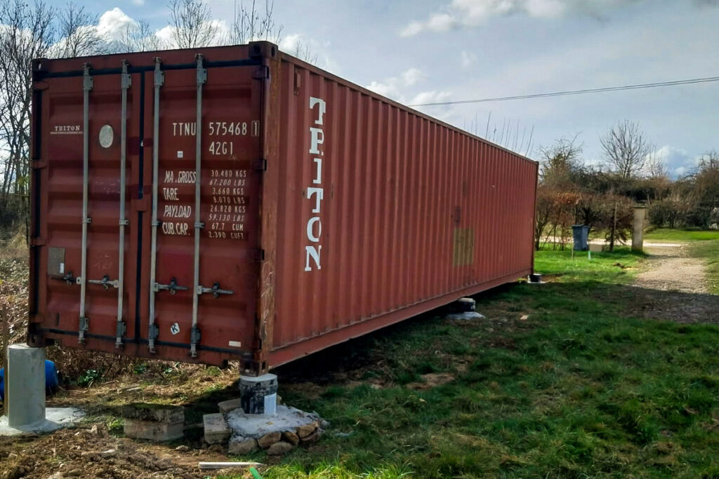 Container stockage 40 pieds Triton vue latérale complète Corsaint Côte-d'Or terrain pentu plots béton In'Box Container