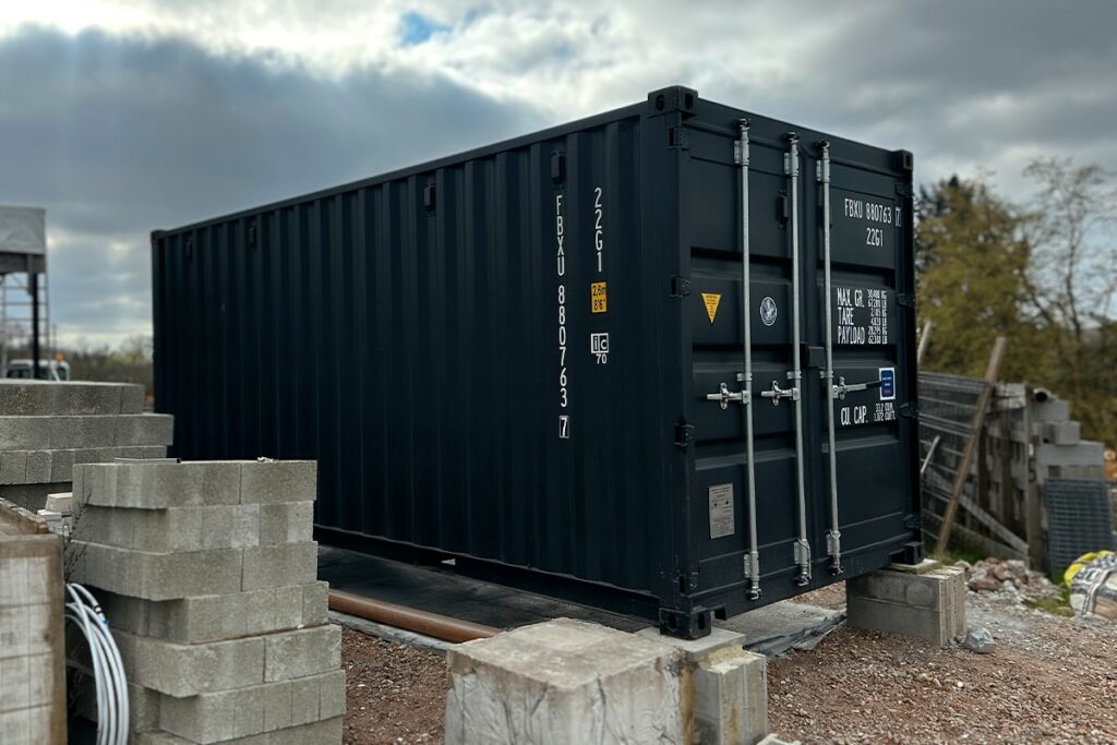 Container stockage HEINEN SRL Namur vue angle avec contexte chantier matériaux