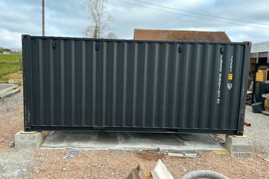 Container stockage noir HEINEN SRL Namur vue latérale dans environnement professionnel