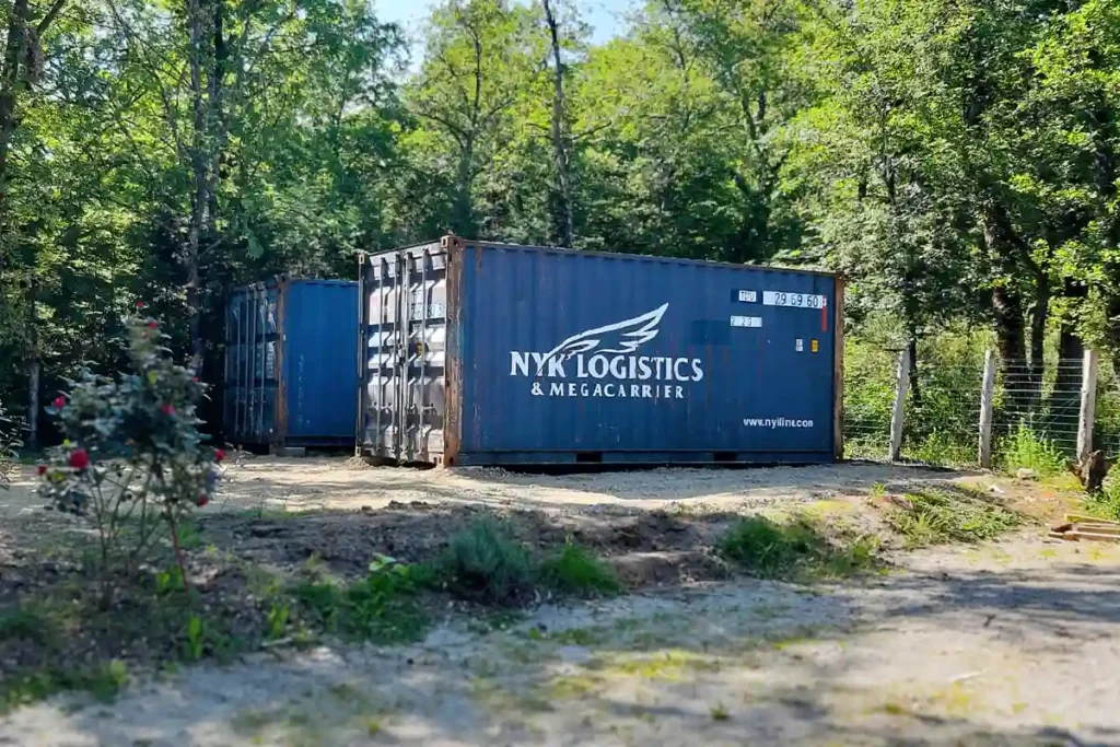 Deux containers de stockage 20 pieds installés à Saint-Rabier en Dordogne par In'Box Container