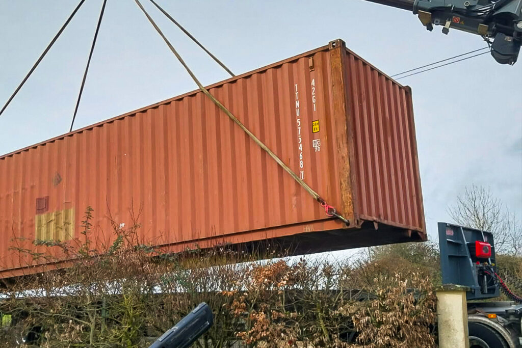 Déchargement container 40 pieds par grue livraison Corsaint Côte-d'Or opération précise terrain pentu In'Box Container
