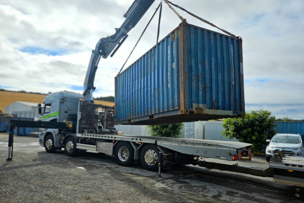 Grue de Transport Loc'aster positionnant avec précision le container de stockage 20 pieds chez Charente Truck Service Volvo