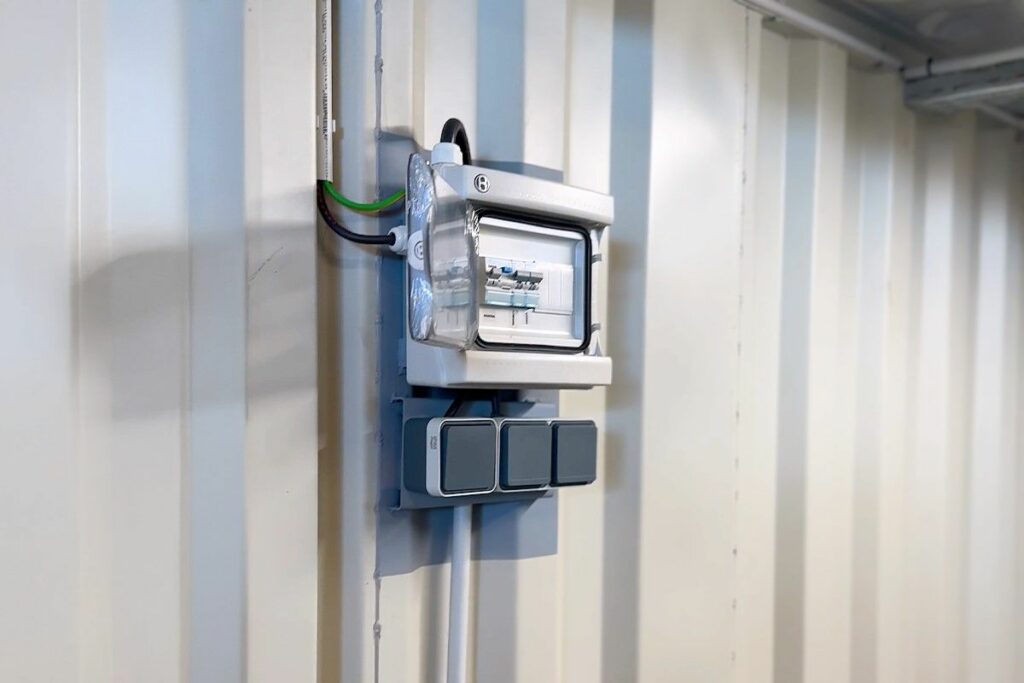 Tableau électrique monophasé et prises 220V container laboratoire One Sixone