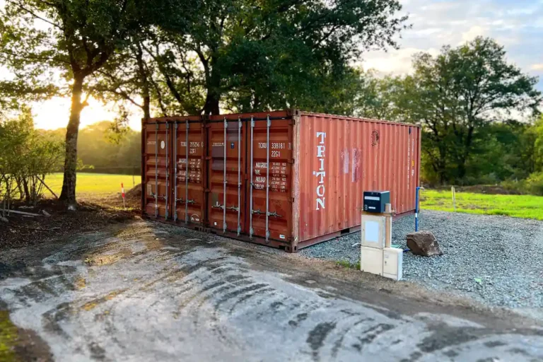 Garage double container 20 pieds installé à Pompaire dans les Deux-Sèvres au lever du soleil
