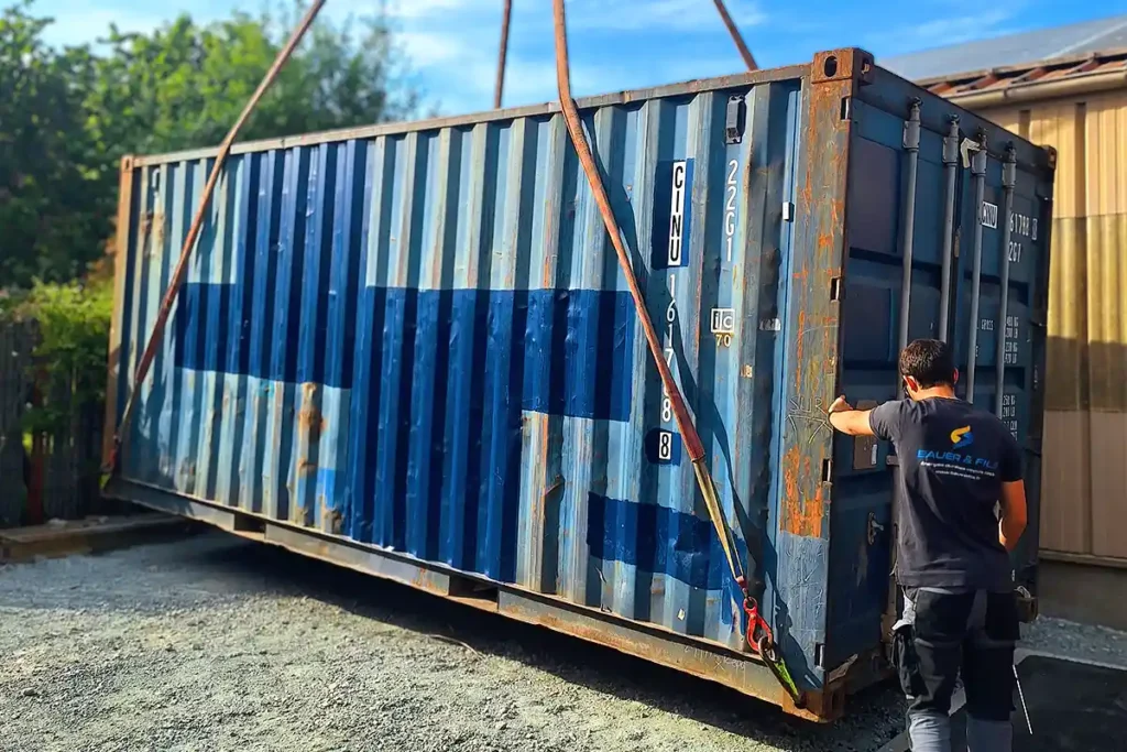 Manutention d'un container de stockage 20 pieds par grue de chargement à Burnhaupt-le-Haut